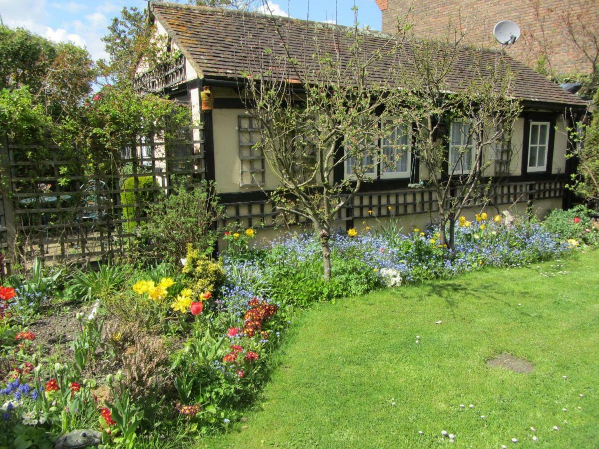 The Stable Villa Eastleigh Bagian luar foto