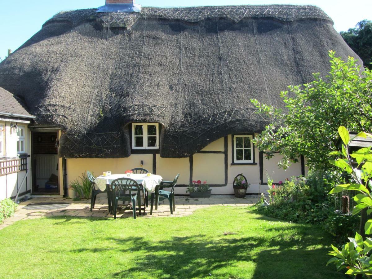The Stable Villa Eastleigh Bagian luar foto